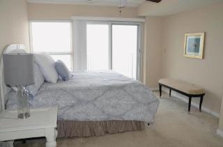 Modern Three-Bedroom Oceanfront Apartment with Private Balcony - 3