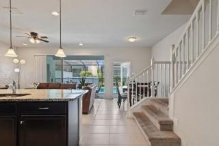 5-BR Townhouse with Pool, Games, Disney - 4