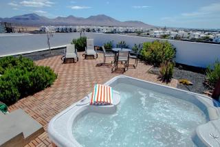 3 bedroom villa with pool and jacuzzi - 4