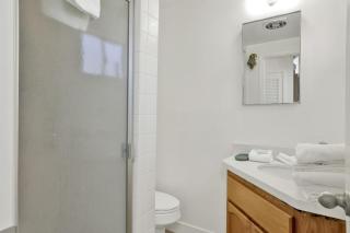 Round Rock Lodge at Big Bear Boulder Bay Modern Retreat w/ Pool Table Minutes to Activities - 4