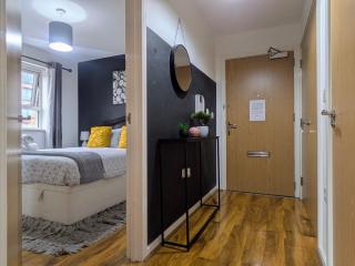 Lord Street Apartment with Free Parking & WiFi- Salford Uni, Victoria Station, AO Arena - 4