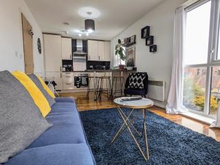 Lord Street Apartment with Free Parking & WiFi- Salford Uni, Victoria Station, AO Arena - 9