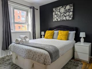 Lord Street Apartment with Free Parking & WiFi- Salford Uni, Victoria Station, AO Arena - 7