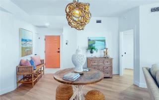 Bright Three-Bedroom Beachfront Apartment with Bay Views - 3