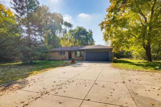 2 Mi to Pewaukee Lake! Peaceful Retreat with Yard - 7