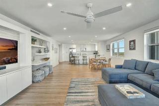 Stylish Three-Bedroom Oceanfront Apartment with Private Balcony - 6