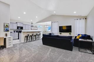 Modern Luxurious 4-bedroom Centrally located home - 7