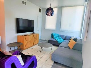 Hollywood Homes Free parking close to all things LA - 4