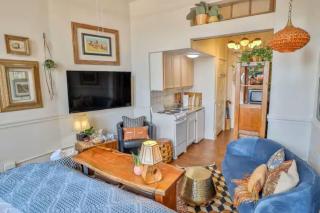 Walk Everywhere - Charming Studio on the Riverwalk - 9