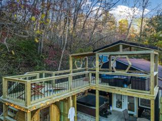 Buzz Inn with Hot tub, Sauna, fire pit, Star gazing Roof top Deck in Hocking Hills - 3