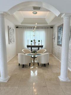 Lux 4 bedroom home on lake with pool! - 7