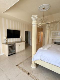 Lux 4 bedroom home on lake with pool! - 4