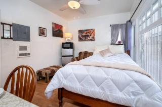 Cozy Studio Near Downtown LA with AC WiFi and Snacks - 4
