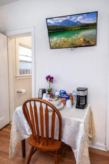 Cozy Studio Near Downtown LA with AC WiFi and Snacks - 2