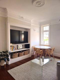 Oceanview Art Deco Retreat Next to Coogee Beach - 3