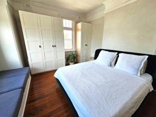 Oceanview Art Deco Retreat Next to Coogee Beach - 2