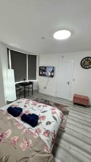 Explore Cardiff - Stylish Studio Apartment Near City Centre - 0