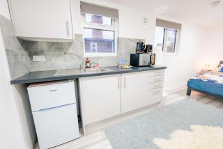 Free Hot Tub - Beautiful Studio with Fast WiFi - 2