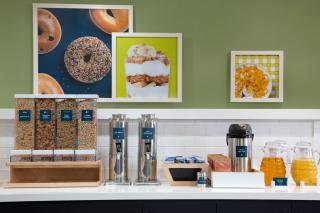 Spark by Hilton Toronto Airport - 1