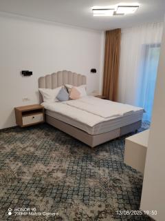 Emirage Pool & Spa - 6