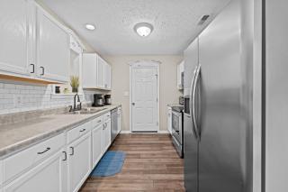 3 Bedroom Home with King Bed, Fenced Yard & Pool Table - 9