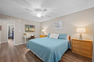 3 Bedroom Home with King Bed, Fenced Yard & Pool Table - 8