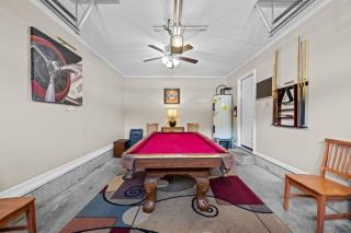 3 Bedroom Home with King Bed, Fenced Yard & Pool Table - 7