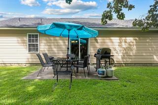 3 Bedroom Home with King Bed, Fenced Yard & Pool Table - 6