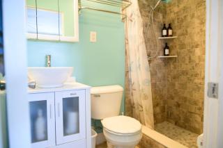 Renovated Retreat King Bed & Beachside Comfort - 9