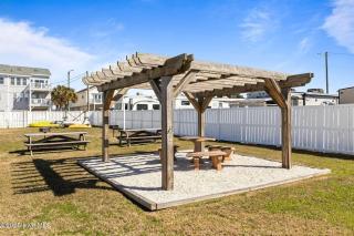 Renovated Retreat King Bed & Beachside Comfort - 7