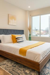 Modern 2BR2BA Sleeps 4 WD Fast WiFiWorkspace - 9