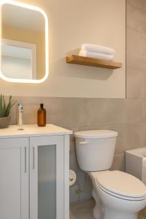 Modern 2BR2BA Sleeps 4 WD Fast WiFiWorkspace - 5
