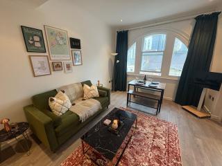 Central & Chic Flat-Sleeps 4-By FabAccommodation - 0