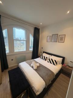 Central & Chic Flat-Sleeps 4-By FabAccommodation - 9