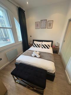 Central & Chic Flat-Sleeps 4-By FabAccommodation - 7