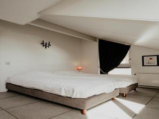 Houseboat in Waterpark with Private Dock - 6