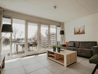 Houseboat in Waterpark with Private Dock - 9