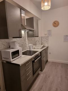 SuperValue Suite 9 - Fast WiFi, Hotel Linen, Keyless Entry, City only 10 Mins - BY PROPERTY PROMISE - 2