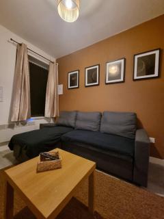 SuperValue Suite 9 - Fast WiFi, Hotel Linen, Keyless Entry, City only 10 Mins - BY PROPERTY PROMISE - 8