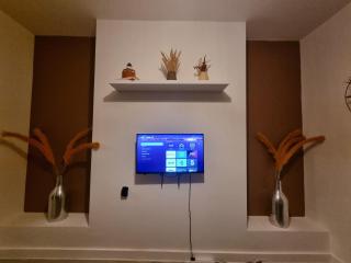 SuperValue Suite 9 - Fast WiFi, Hotel Linen, Keyless Entry, City only 10 Mins - BY PROPERTY PROMISE - 3