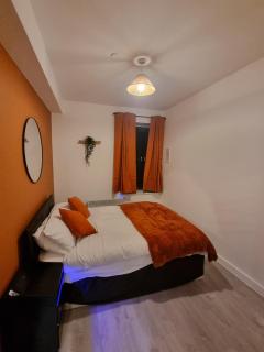 SuperValue Suite 9 - Fast WiFi, Hotel Linen, Keyless Entry, City only 10 Mins - BY PROPERTY PROMISE - 3