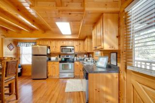 Romantic Cabin with Hot Tub in Pigeon Forge! - 2