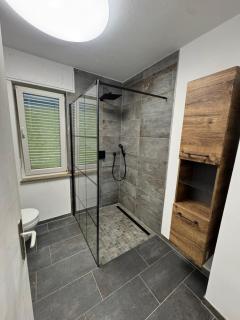 Ganze Wohnung mit großem Parkplatz-Nähe A3 - 2