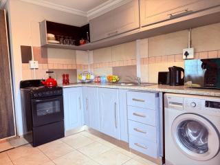 Cozy Garden Cottage - 4