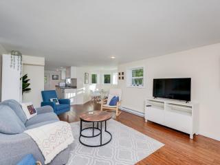 Arty Applewood Suite - stylish, art-filled 1-bedroom suite by Victoria Prime! - Oak Bay - 9