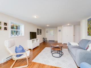 Arty Applewood Suite - stylish, art-filled 1-bedroom suite by Victoria Prime! - Oak Bay - 8