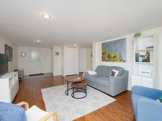 Arty Applewood Suite - stylish, art-filled 1-bedroom suite by Victoria Prime! - Oak Bay - 7