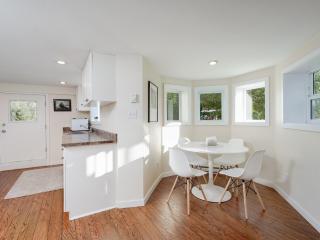 Arty Applewood Suite - stylish, art-filled 1-bedroom suite by Victoria Prime! - Oak Bay - 5