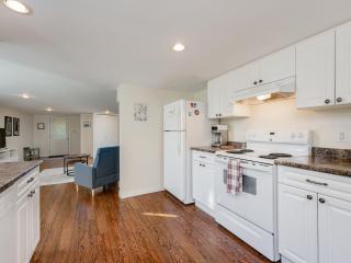 Arty Applewood Suite - stylish, art-filled 1-bedroom suite by Victoria Prime! - Oak Bay - 3