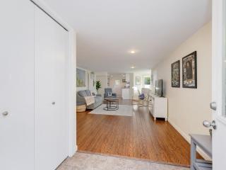 Gallery Garden - stylish, art-filled 1-bedroom suite by Victoria Prime! - 3